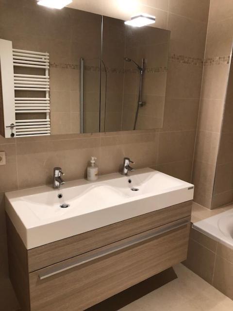 Vakantie Appartement Allure, Met Zuidgericht Tuintje ออสเทนด์ ภายนอก รูปภาพ